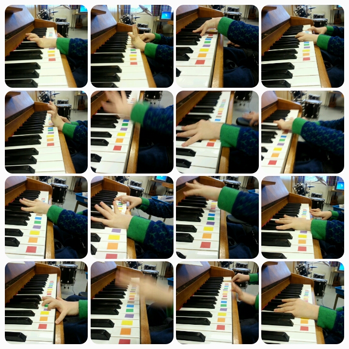 En elev utfolder seg på pianoet